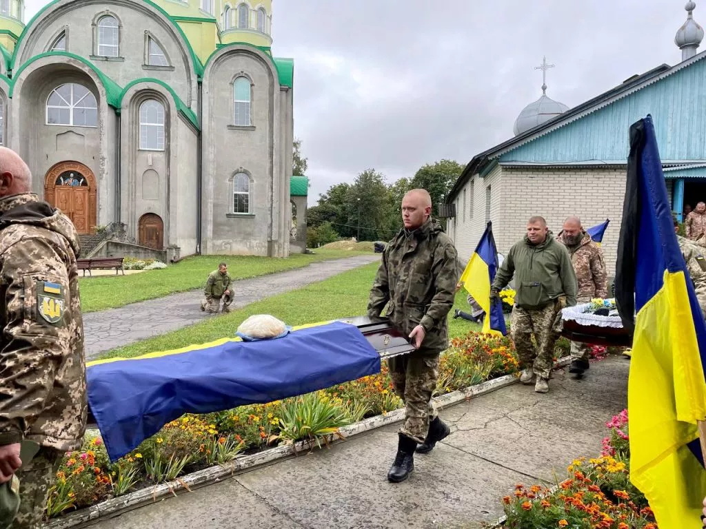 Нововолинська громада попрощалась із загиблими на війні Героями Олександром Герасимчуком та Сергієм Андросовим 6