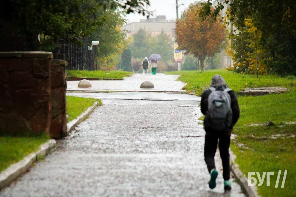 Справжня осінь завітала у місто: як живе Нововолинськ у дощову погоду 11