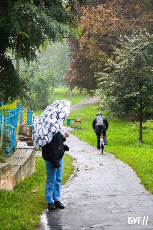 Справжня осінь завітала у місто: як живе Нововолинськ у дощову погоду 18