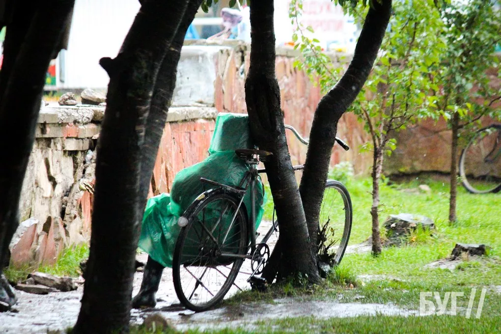 Справжня осінь завітала у місто: як живе Нововолинськ у дощову погоду 13