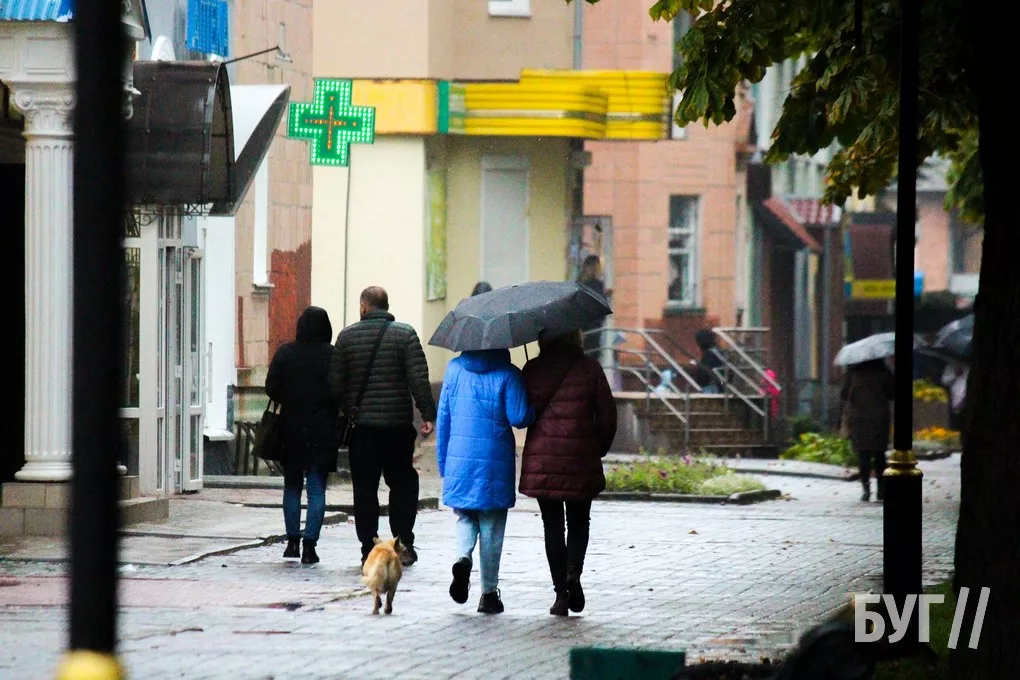 Справжня осінь завітала у місто: як живе Нововолинськ у дощову погоду 20