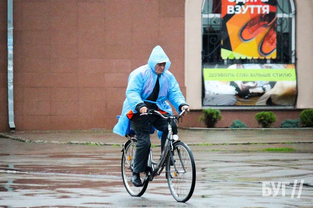 Справжня осінь завітала у місто: як живе Нововолинськ у дощову погоду 24