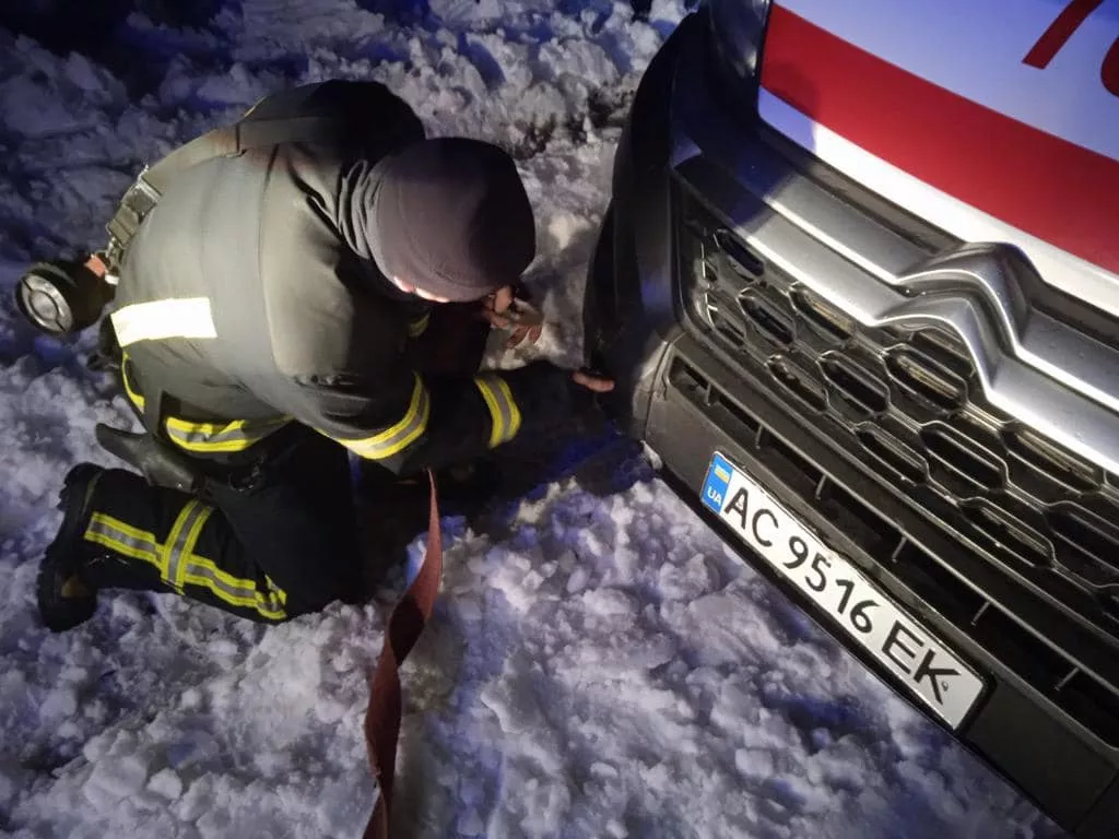 Біля Хмелева рятувальники витягнули зі снігу карету «швидкої» 2