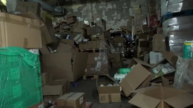 Доїдають миші: вкрадена гуманітарка гниє на складах у Києві 4