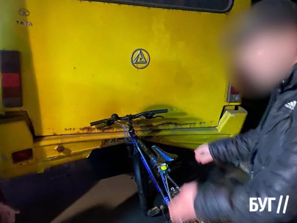 П'яний велосипедист розбив зад припаркованій маршрутці в Нововолинську 2