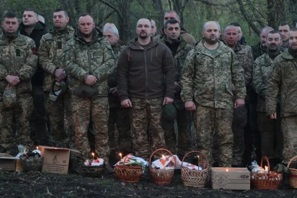 Бійці 14 бригади відзначили Великдень на передовій 12