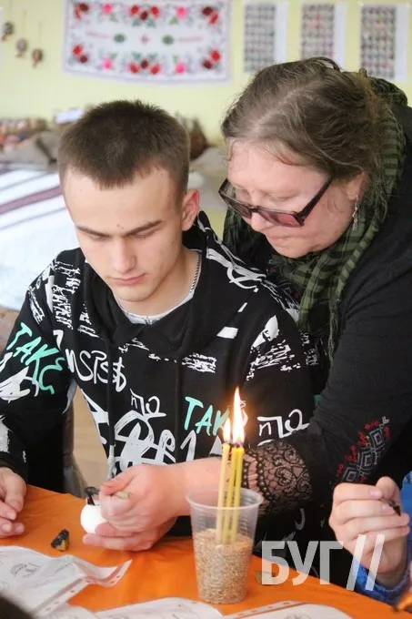 Школярі у Нововолинську навчалися створювати традиційну українську писанку 11