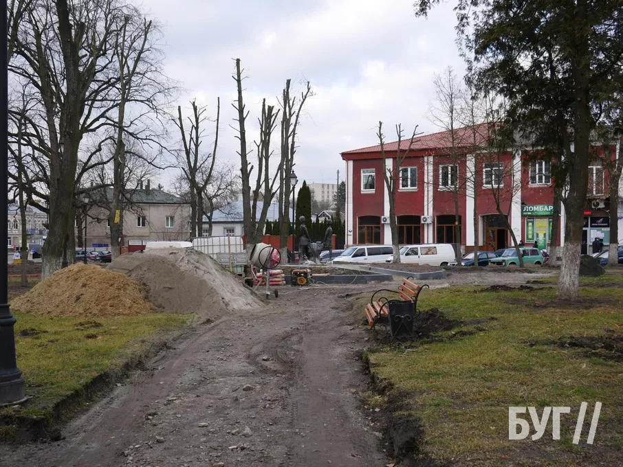 У володимирському сквері Героїв Майдану дороблять ремонтні роботи за 2,1 млн грн 3