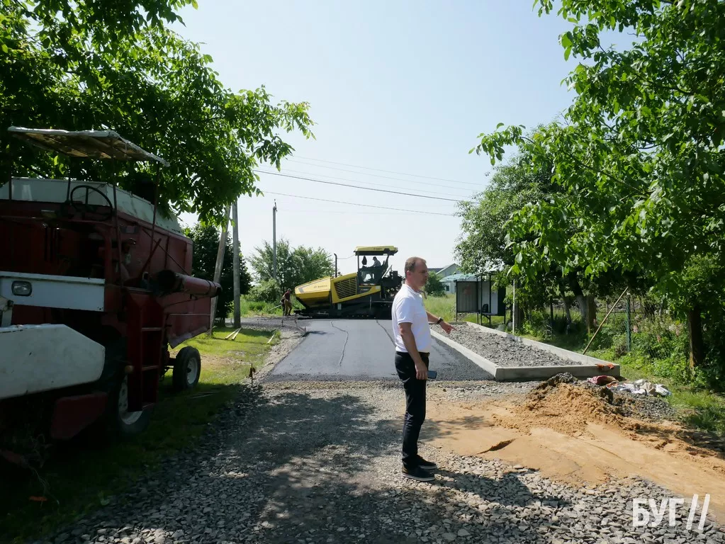 Восьма за рік у Володимирській громаді: на Заріччі асфальтують вулицю Лобачинську 2