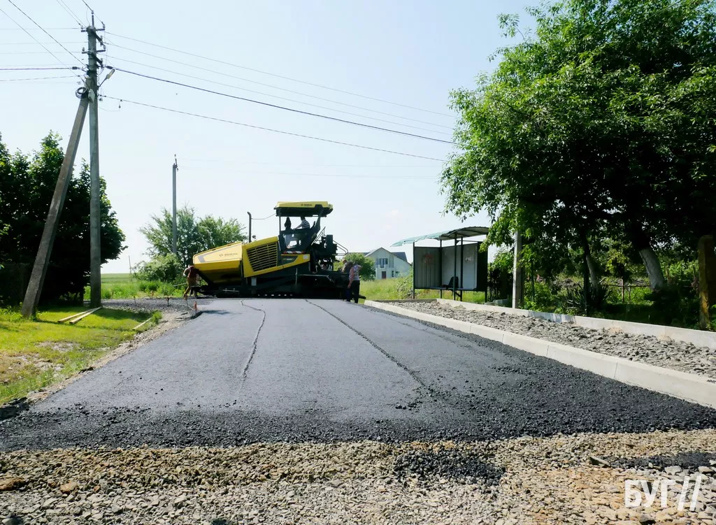 Восьма за рік у Володимирській громаді: на Заріччі асфальтують вулицю Лобачинську 1