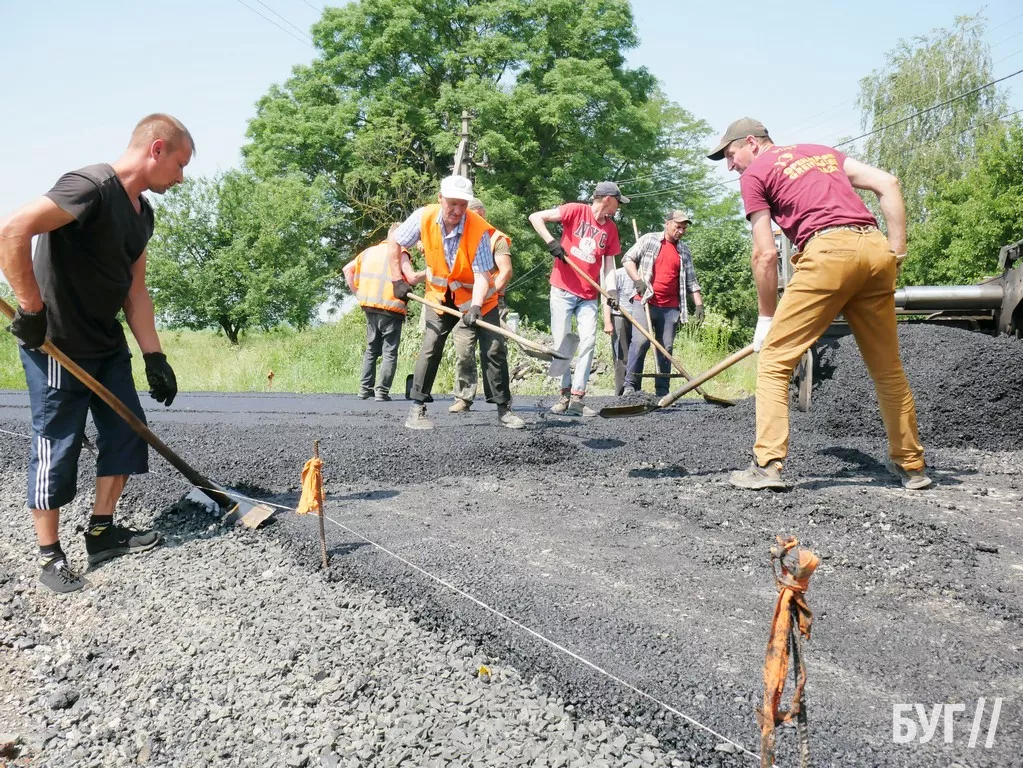 Восьма за рік у Володимирській громаді: на Заріччі асфальтують вулицю Лобачинську 6