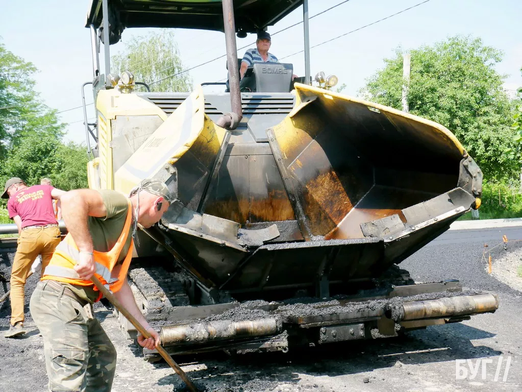 Восьма за рік у Володимирській громаді: на Заріччі асфальтують вулицю Лобачинську 7
