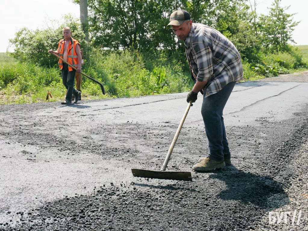 Восьма за рік у Володимирській громаді: на Заріччі асфальтують вулицю Лобачинську 8