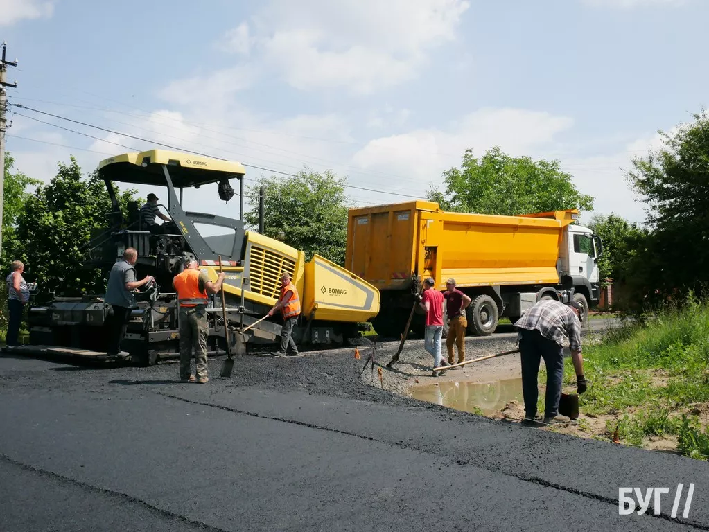 Восьма за рік у Володимирській громаді: на Заріччі асфальтують вулицю Лобачинську 9