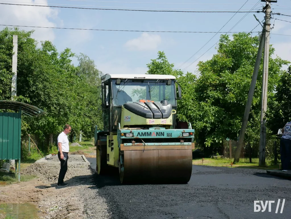 Восьма за рік у Володимирській громаді: на Заріччі асфальтують вулицю Лобачинську 10