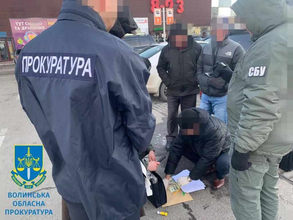 У Волинській області судитимуть посадовців, які вимагали по $100 за місце в «єЧерзі» 1