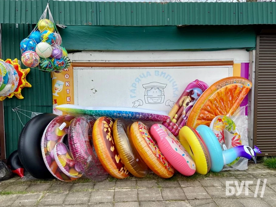 Пончики, повноводні пляжі та зачинені ресторани: чим зараз живе самотній Світязь 8