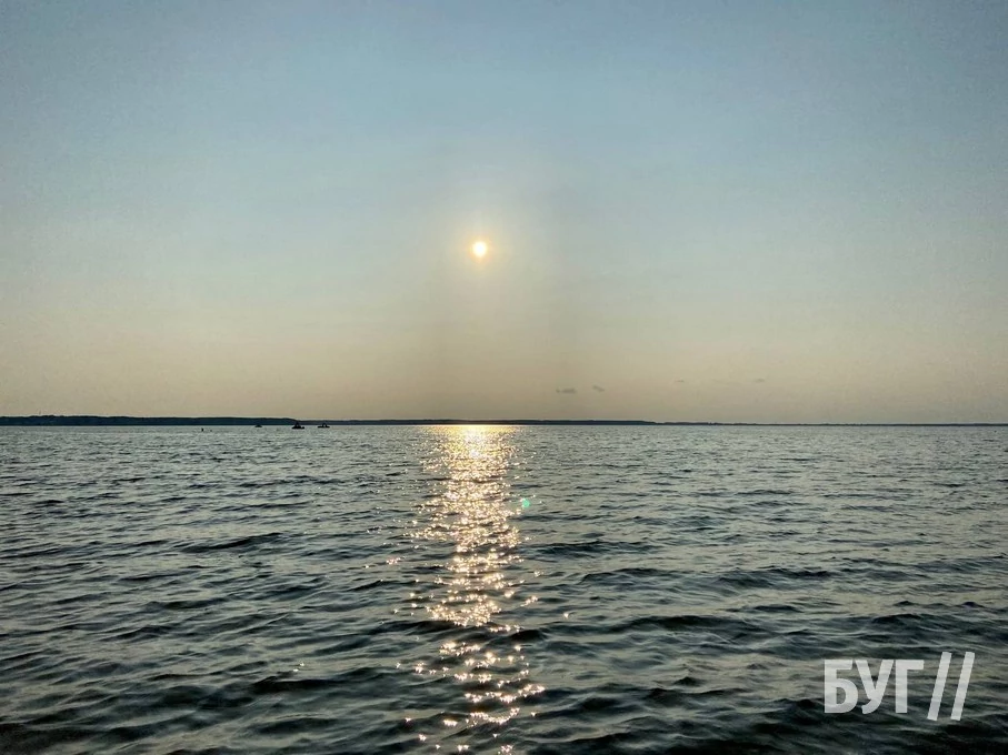 Пончики, повноводні пляжі та зачинені ресторани: чим зараз живе самотній Світязь 10