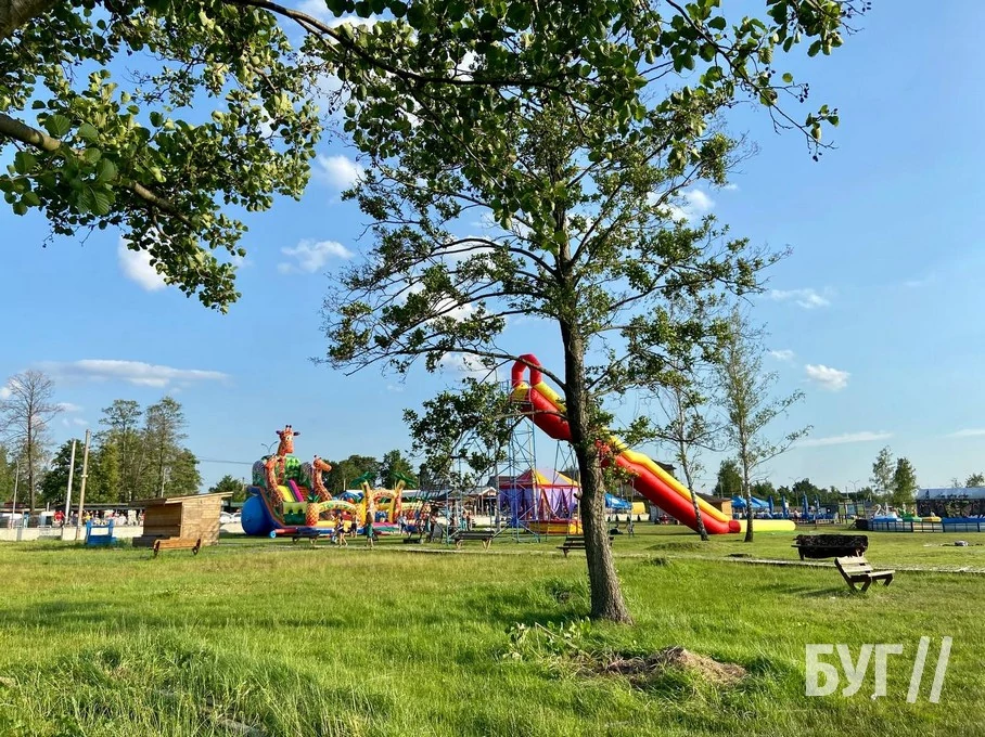 Пончики, повноводні пляжі та зачинені ресторани: чим зараз живе самотній Світязь 9