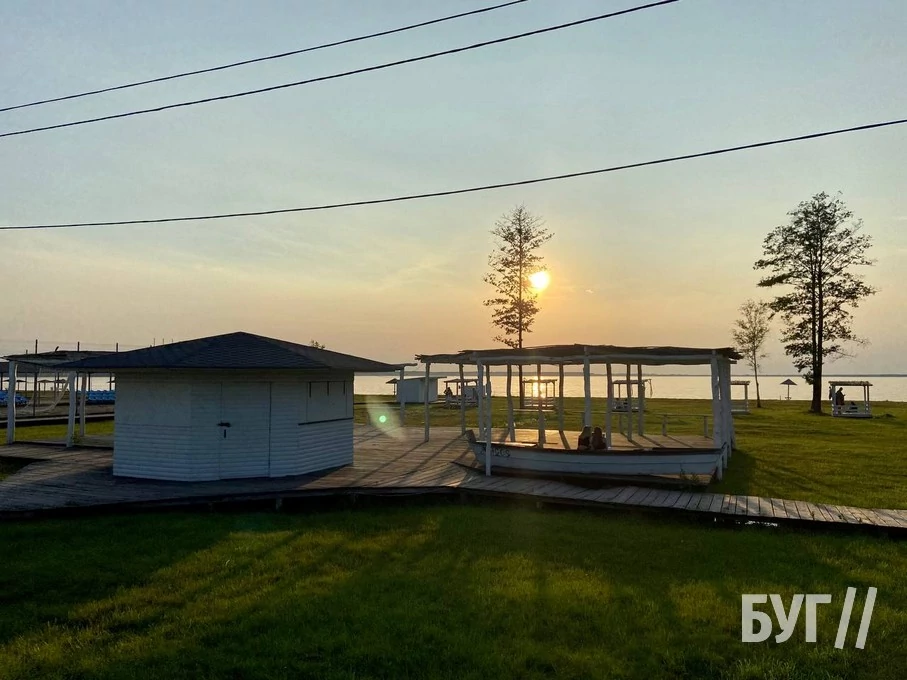 Пончики, повноводні пляжі та зачинені ресторани: чим зараз живе самотній Світязь 1