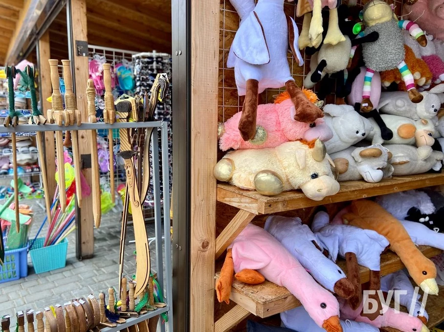 Пончики, повноводні пляжі та зачинені ресторани: чим зараз живе самотній Світязь 17