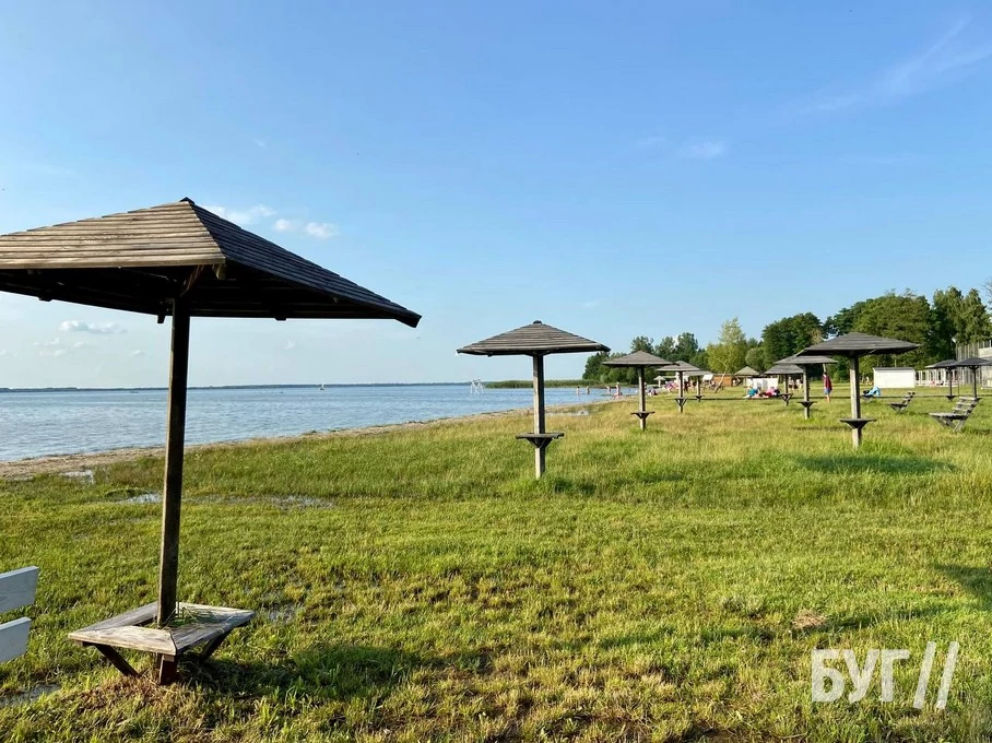 Пончики, повноводні пляжі та зачинені ресторани: чим зараз живе самотній Світязь 16