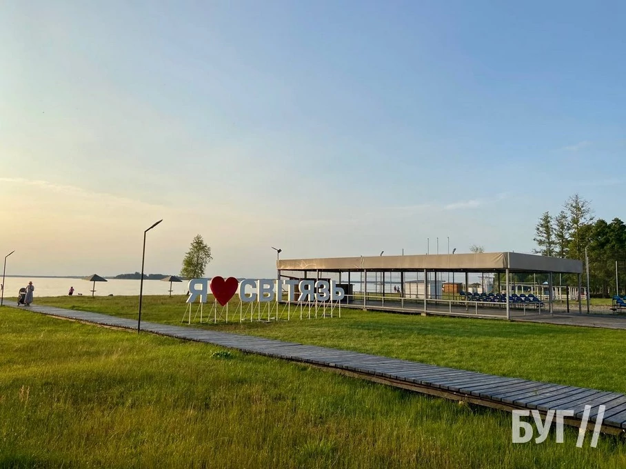 Пончики, повноводні пляжі та зачинені ресторани: чим зараз живе самотній Світязь 14