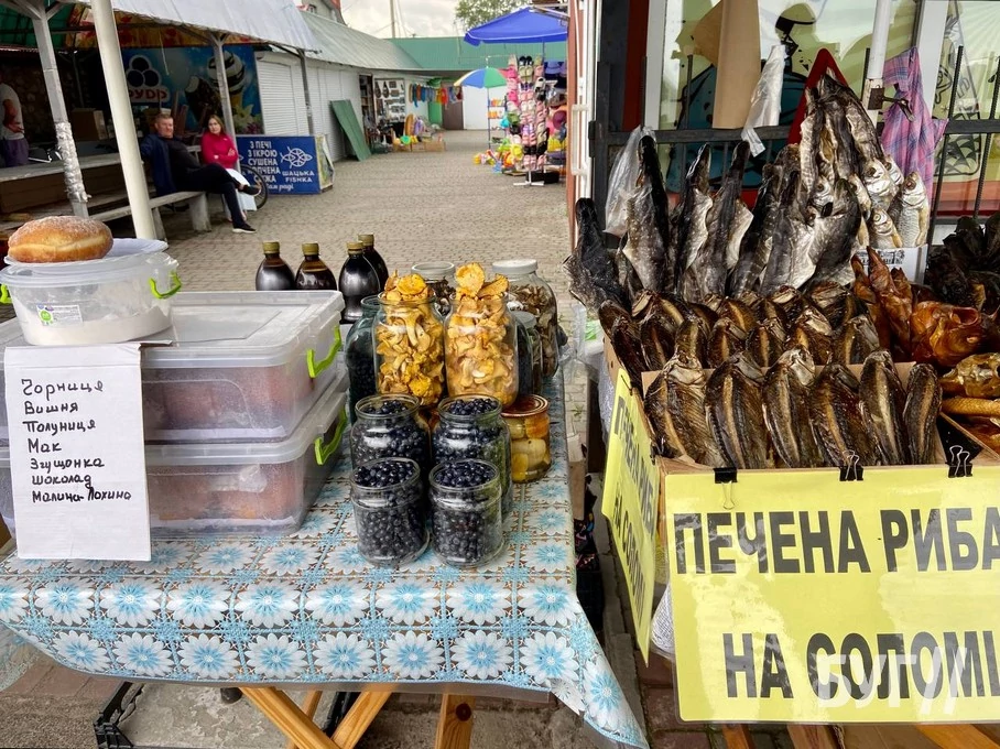 Пончики, повноводні пляжі та зачинені ресторани: чим зараз живе самотній Світязь 6