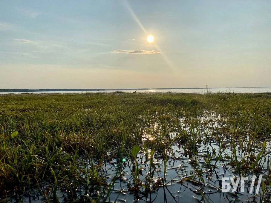 Пончики, повноводні пляжі та зачинені ресторани: чим зараз живе самотній Світязь 18