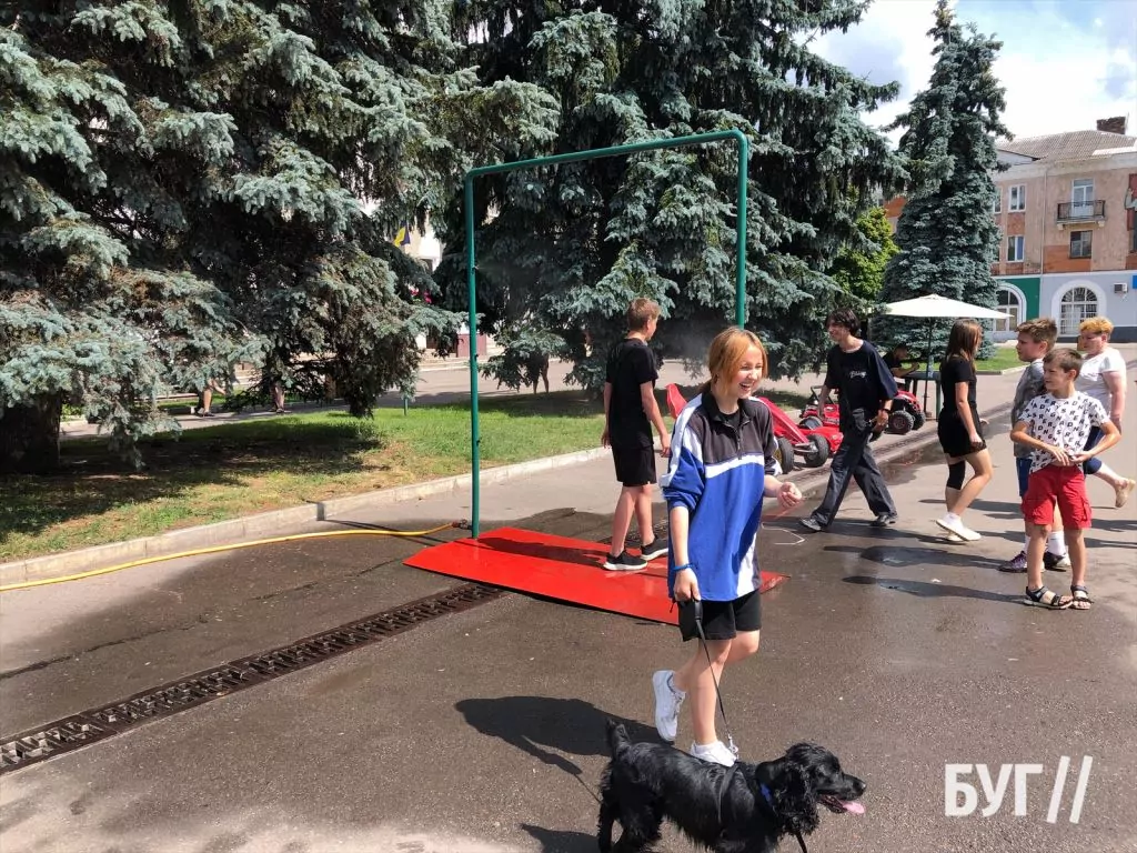 Фото дня: у Нововолинську встановили освіжаючу рамку з водою 2