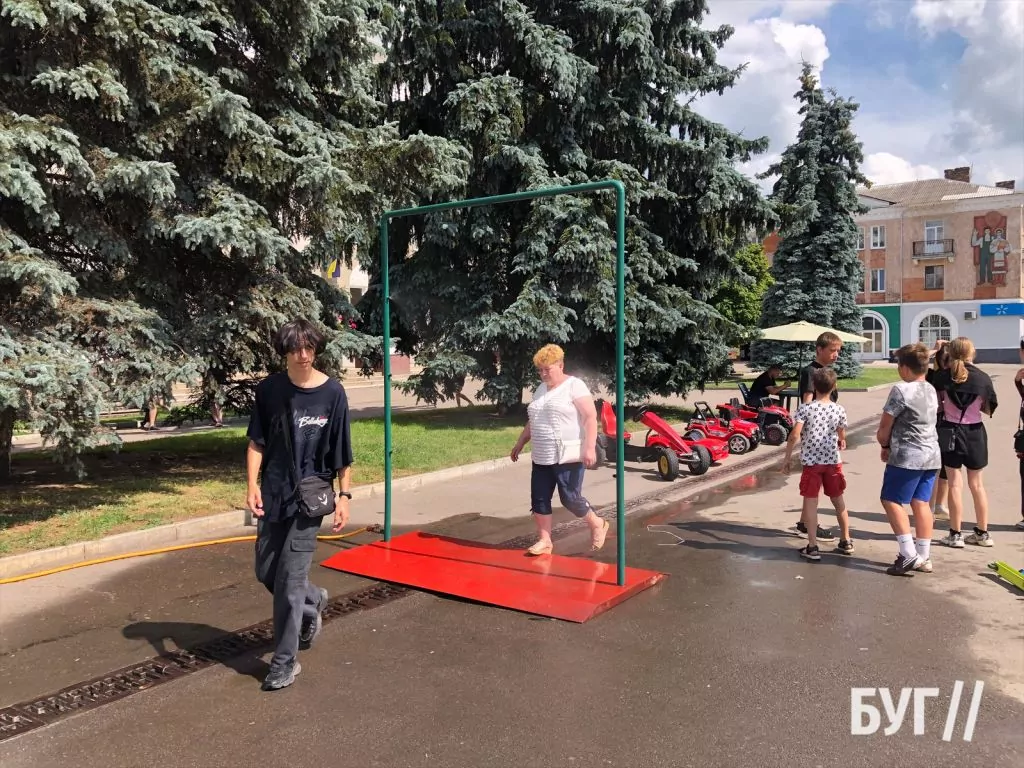 Фото дня: у Нововолинську встановили освіжаючу рамку з водою 3