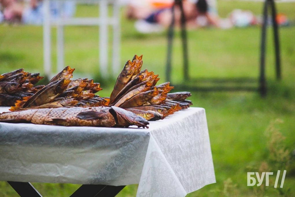 Які сувеніри пропонують придбати відпочивальникам на ринку у селі Світязь? 29
