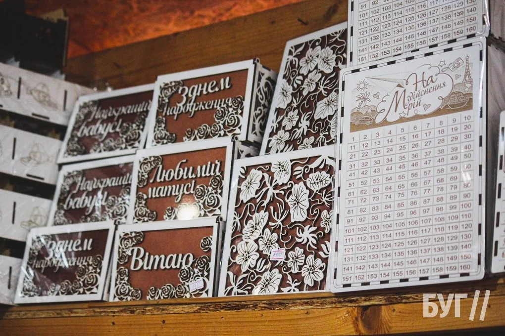 Які сувеніри пропонують придбати відпочивальникам на ринку у селі Світязь? 10