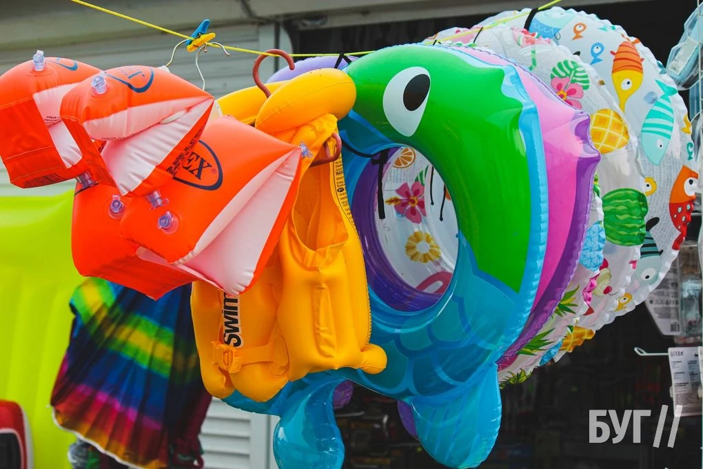 Які сувеніри пропонують придбати відпочивальникам на ринку у селі Світязь? 9