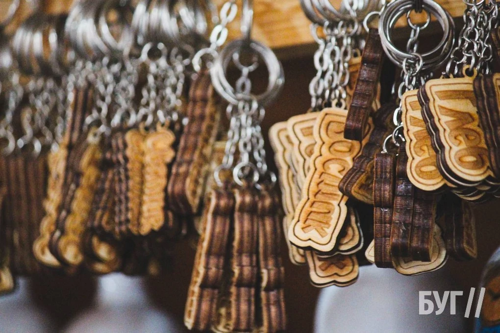 Які сувеніри пропонують придбати відпочивальникам на ринку у селі Світязь? 6