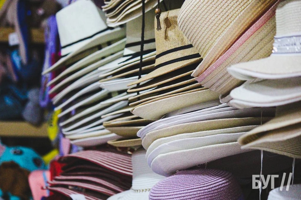 Які сувеніри пропонують придбати відпочивальникам на ринку у селі Світязь? 12