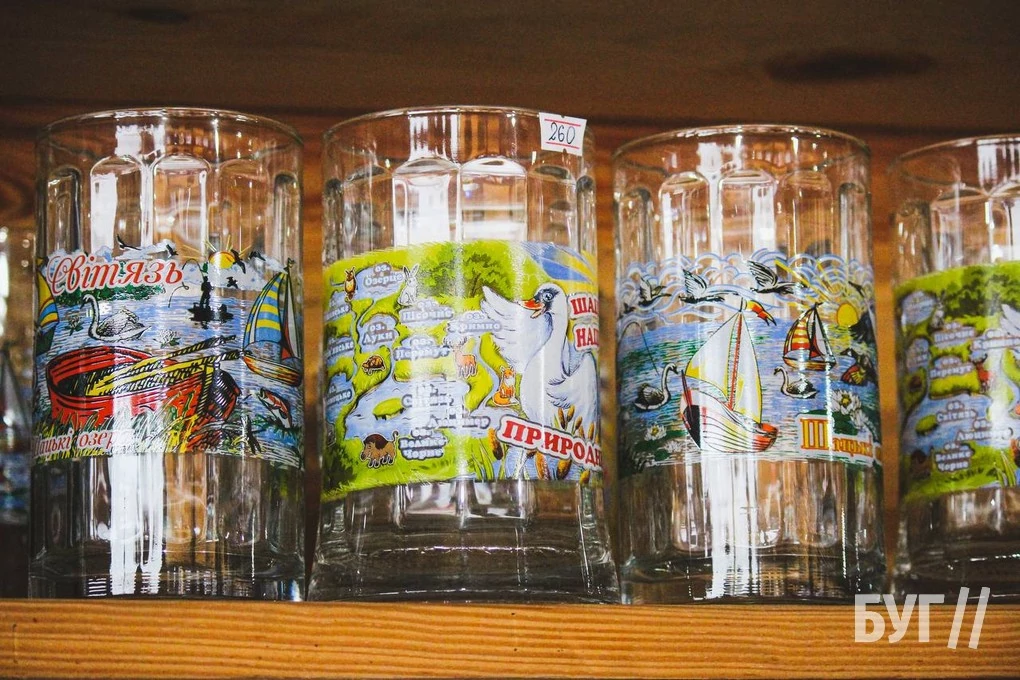 Які сувеніри пропонують придбати відпочивальникам на ринку у селі Світязь? 3