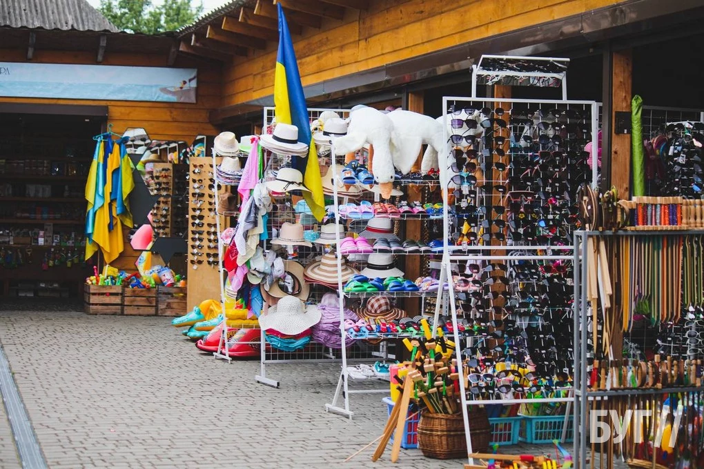 Які сувеніри пропонують придбати відпочивальникам на ринку у селі Світязь? 13