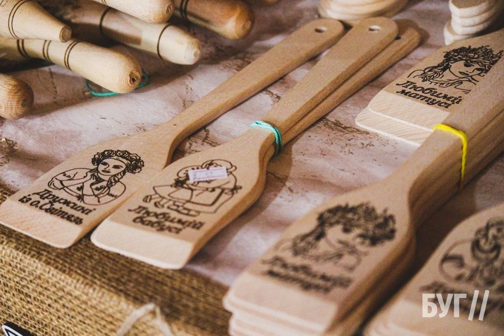 Які сувеніри пропонують придбати відпочивальникам на ринку у селі Світязь? 19