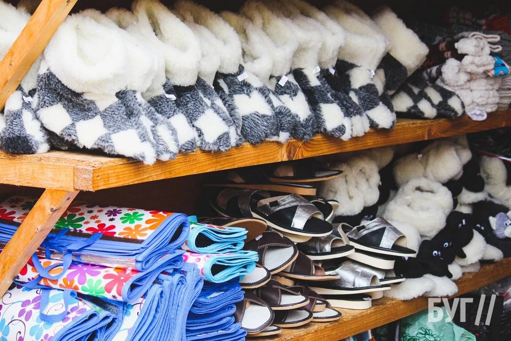 Які сувеніри пропонують придбати відпочивальникам на ринку у селі Світязь? 8