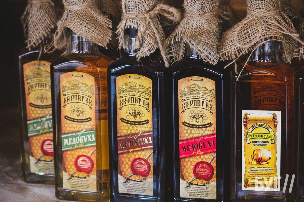 Які сувеніри пропонують придбати відпочивальникам на ринку у селі Світязь? 7