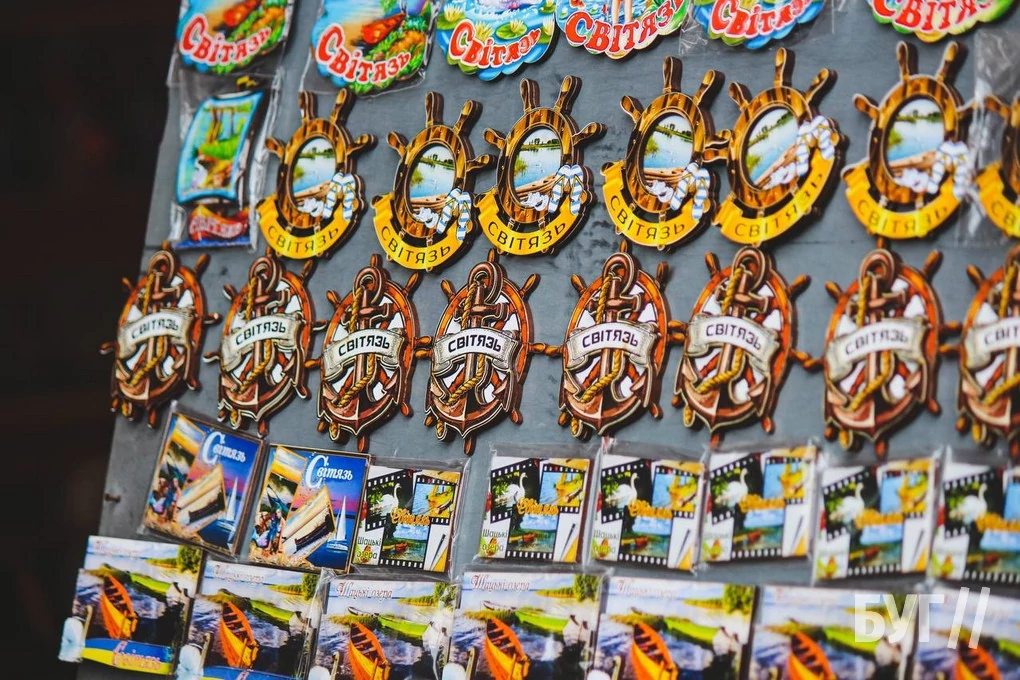 Які сувеніри пропонують придбати відпочивальникам на ринку у селі Світязь? 4