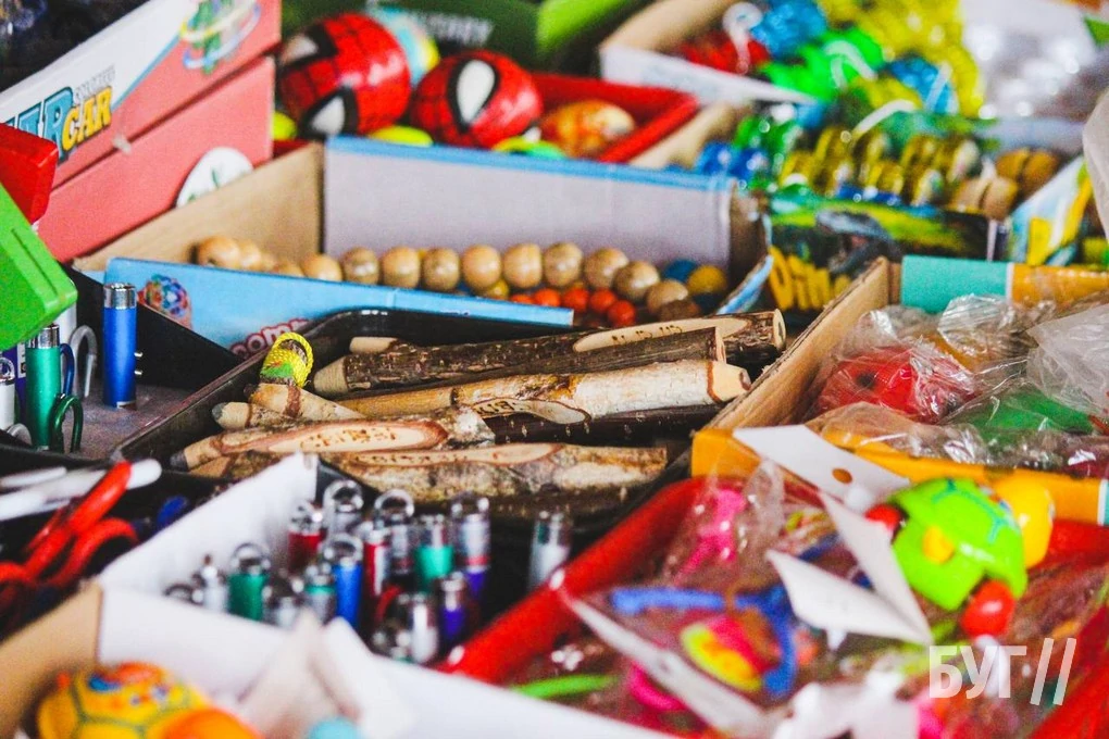 Які сувеніри пропонують придбати відпочивальникам на ринку у селі Світязь? 20