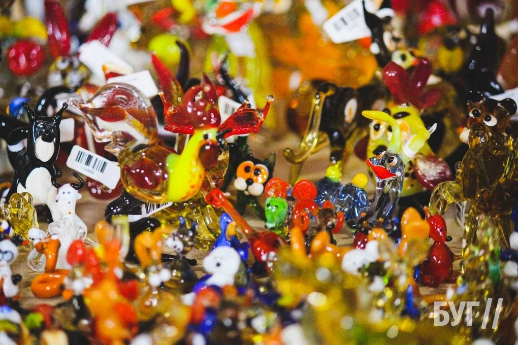 Які сувеніри пропонують придбати відпочивальникам на ринку у селі Світязь? 24