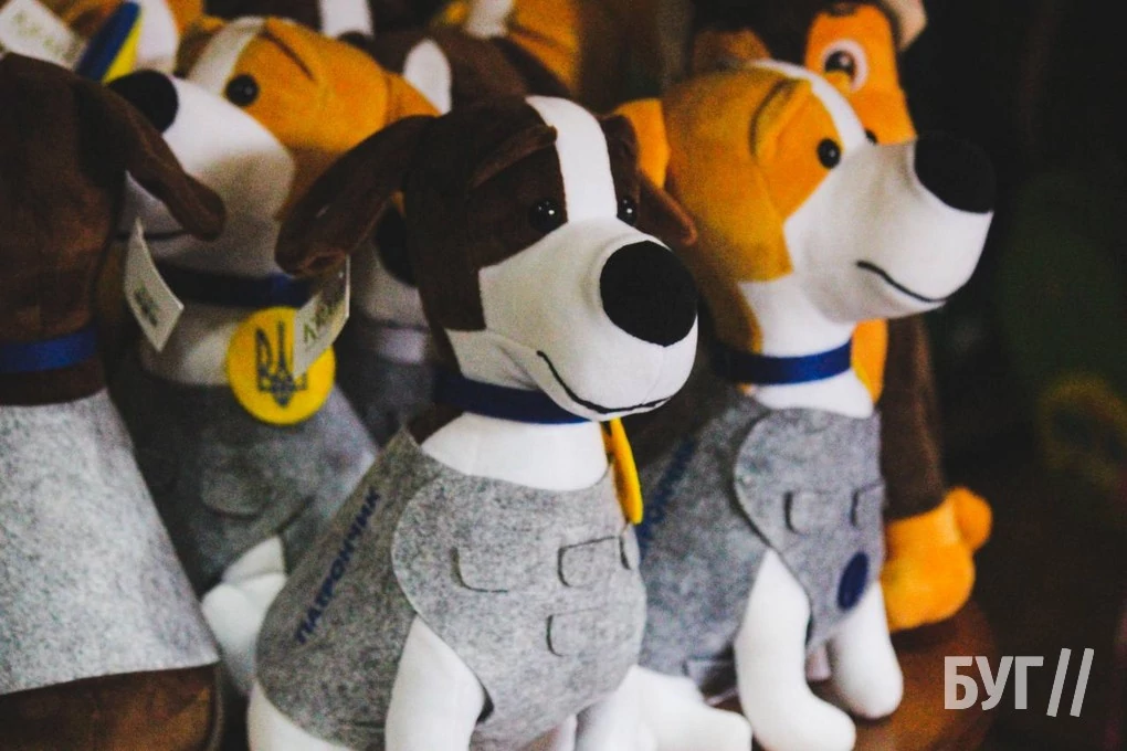 Які сувеніри пропонують придбати відпочивальникам на ринку у селі Світязь? 25