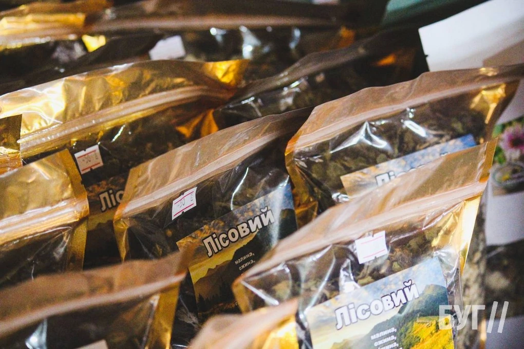 Які сувеніри пропонують придбати відпочивальникам на ринку у селі Світязь? 27