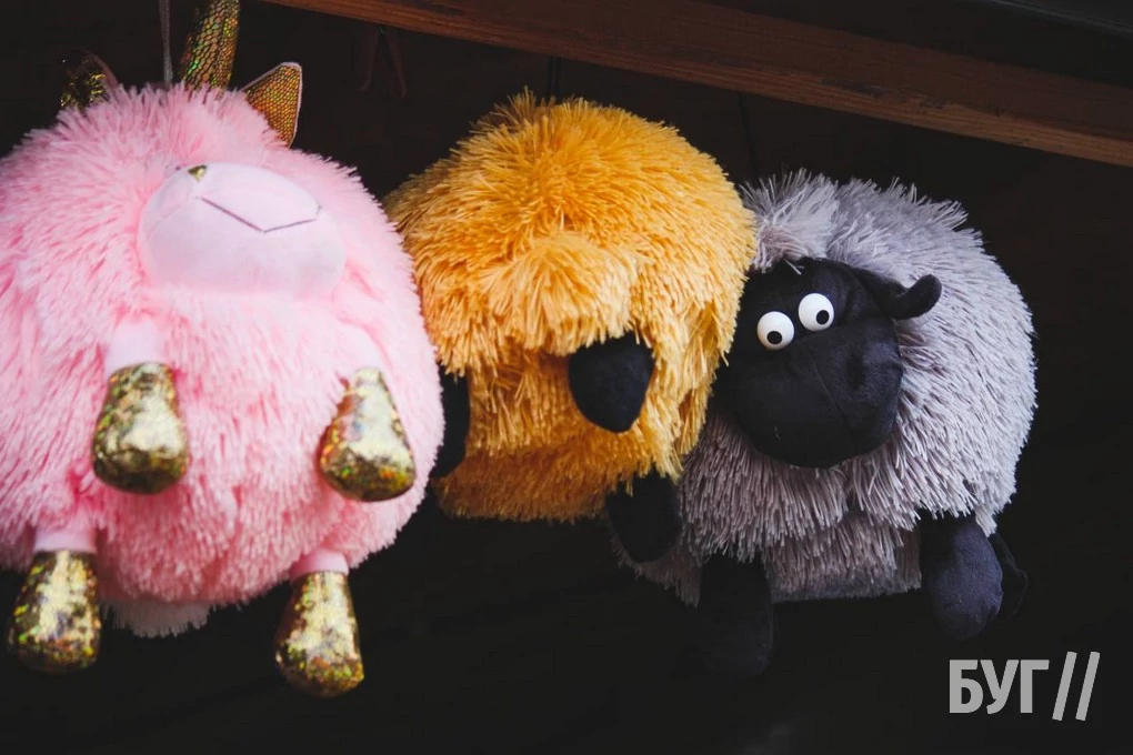 Які сувеніри пропонують придбати відпочивальникам на ринку у селі Світязь? 28