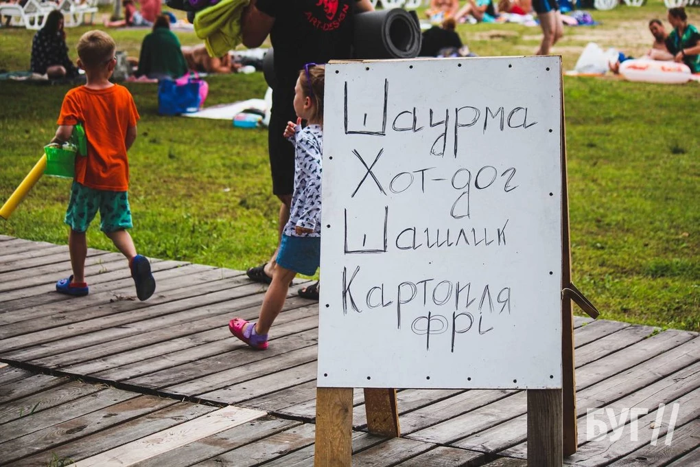 Які сувеніри пропонують придбати відпочивальникам на ринку у селі Світязь? 32