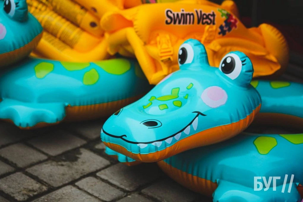 Які сувеніри пропонують придбати відпочивальникам на ринку у селі Світязь? 23