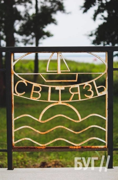 Які сувеніри пропонують придбати відпочивальникам на ринку у селі Світязь? 34